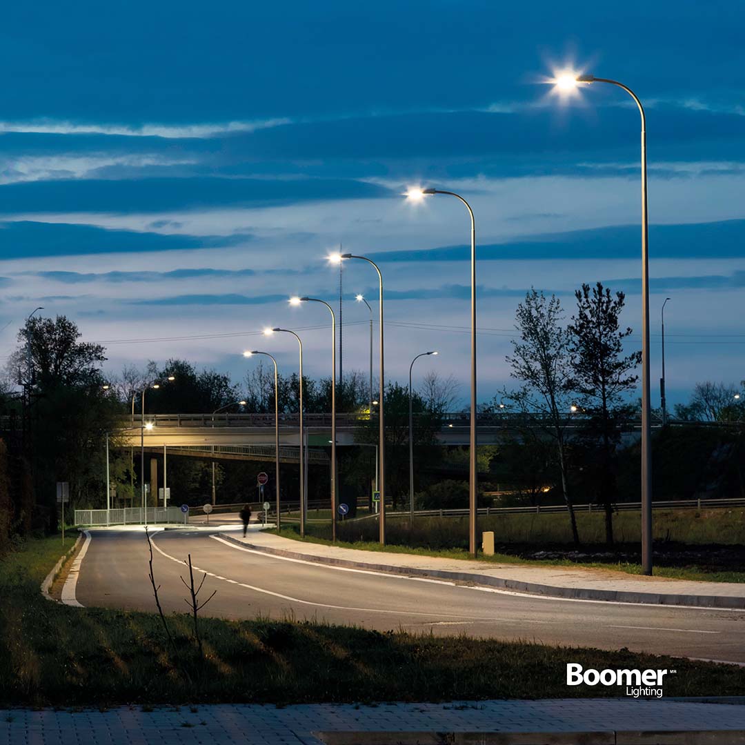 LUMINARIA URBANA CON BASE NEMA 3 PINES 100W LUZ FRÍA IK08